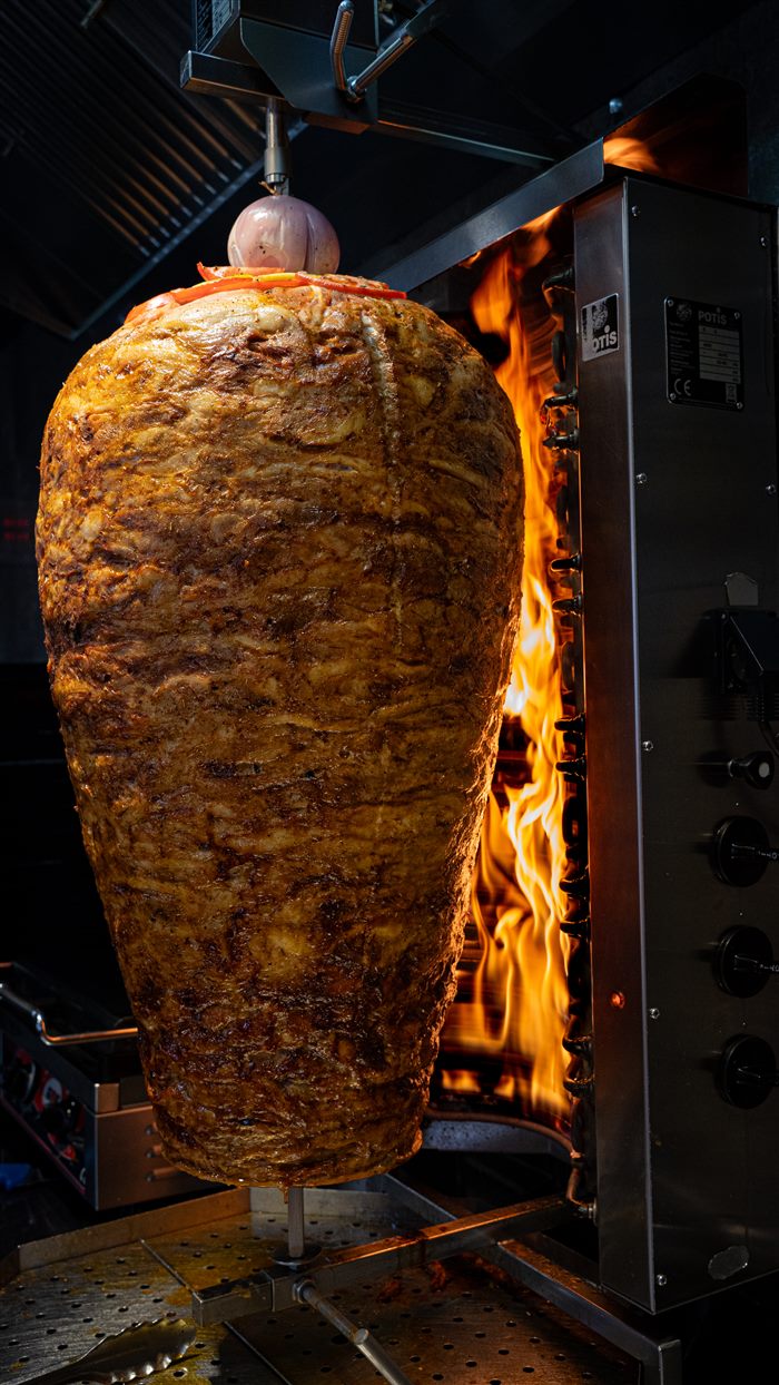 Döner am Spieß über offener Flamme