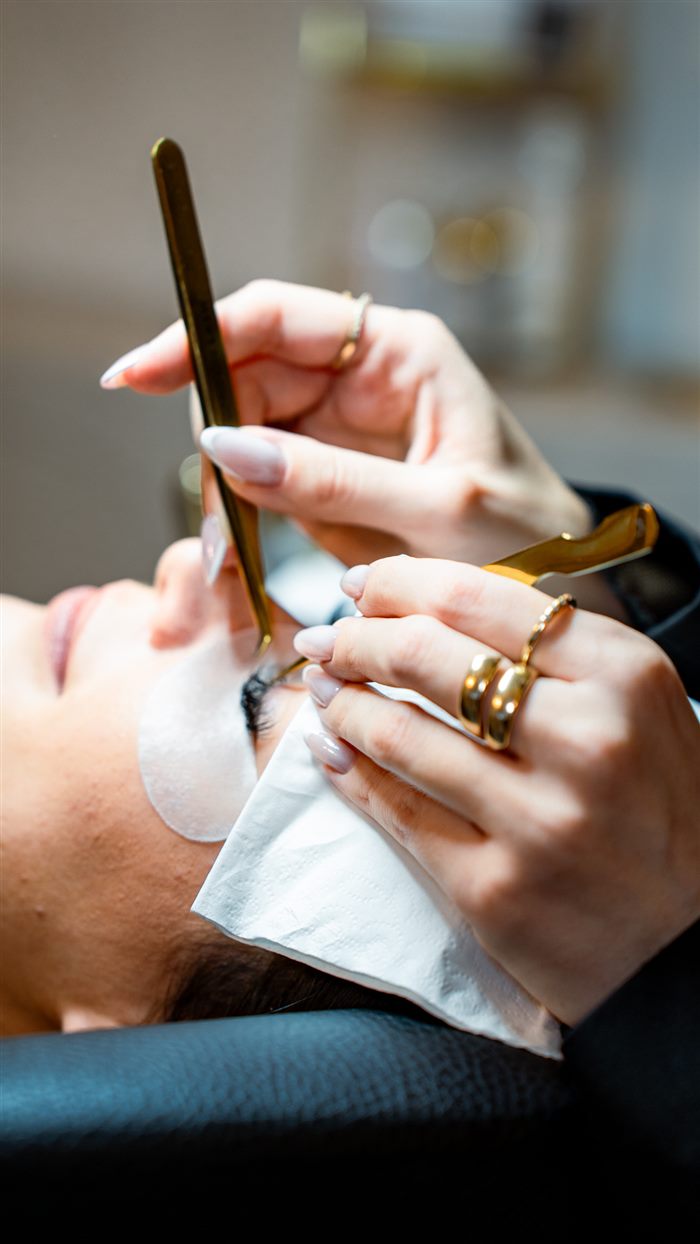 Wimpernbehandlung im Kosmetikstudio