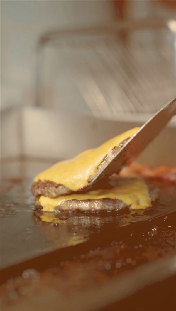Burger-Zubereitung auf dem Grill